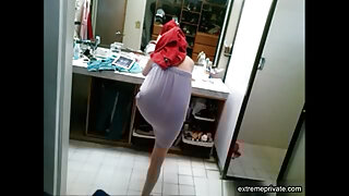 My naked mom leaves the door open